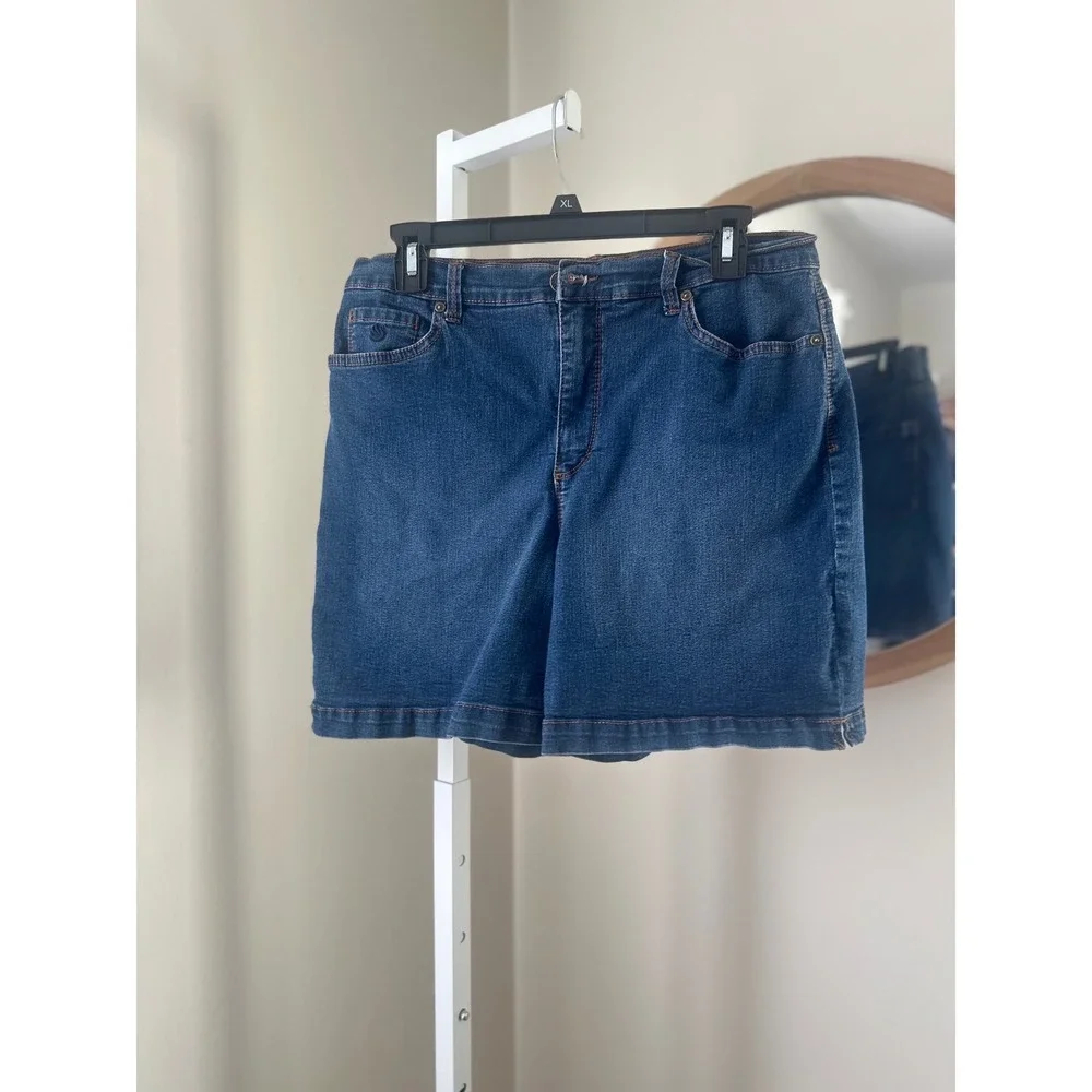 Women's Medium Wash High Rise Denim Jean Shorts Size XL Blue Stretch Five Pocket